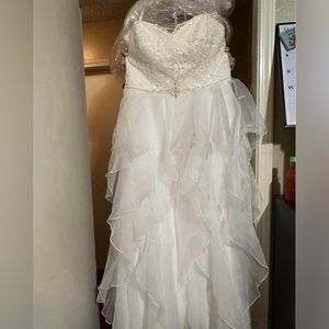 Wedding dress NEVER WORN